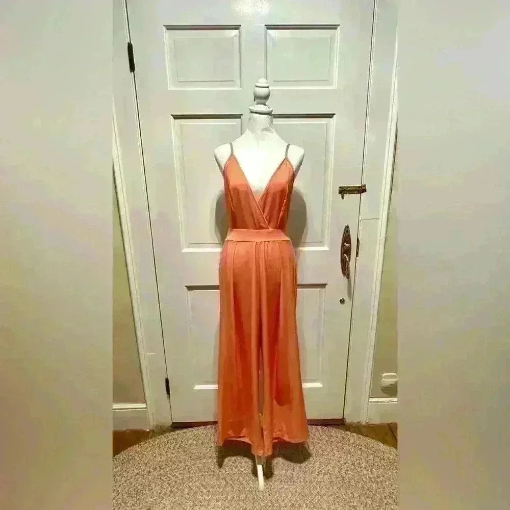 No label size M jumpsuit, wide leg, back zipper, ties in the back, wedding dress
